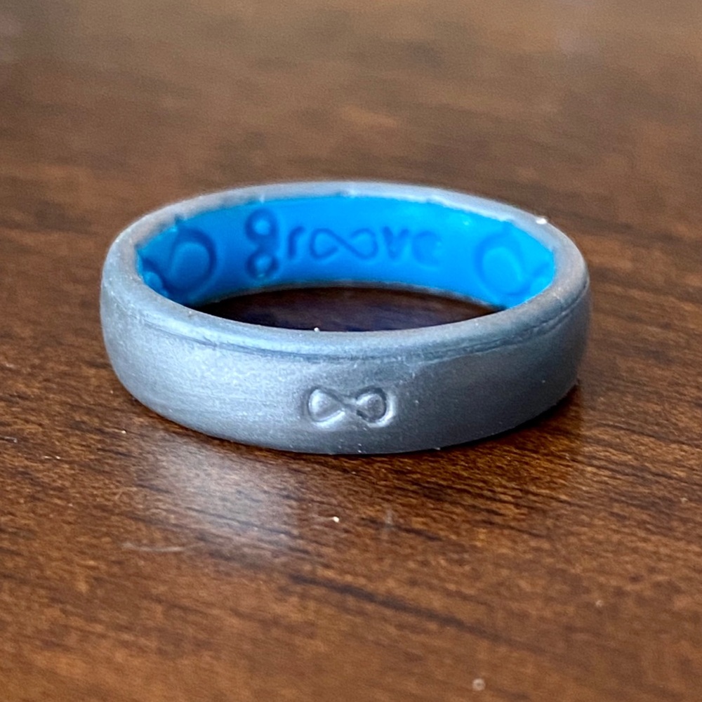 (NEW) Women’s Groove Ring Size 3